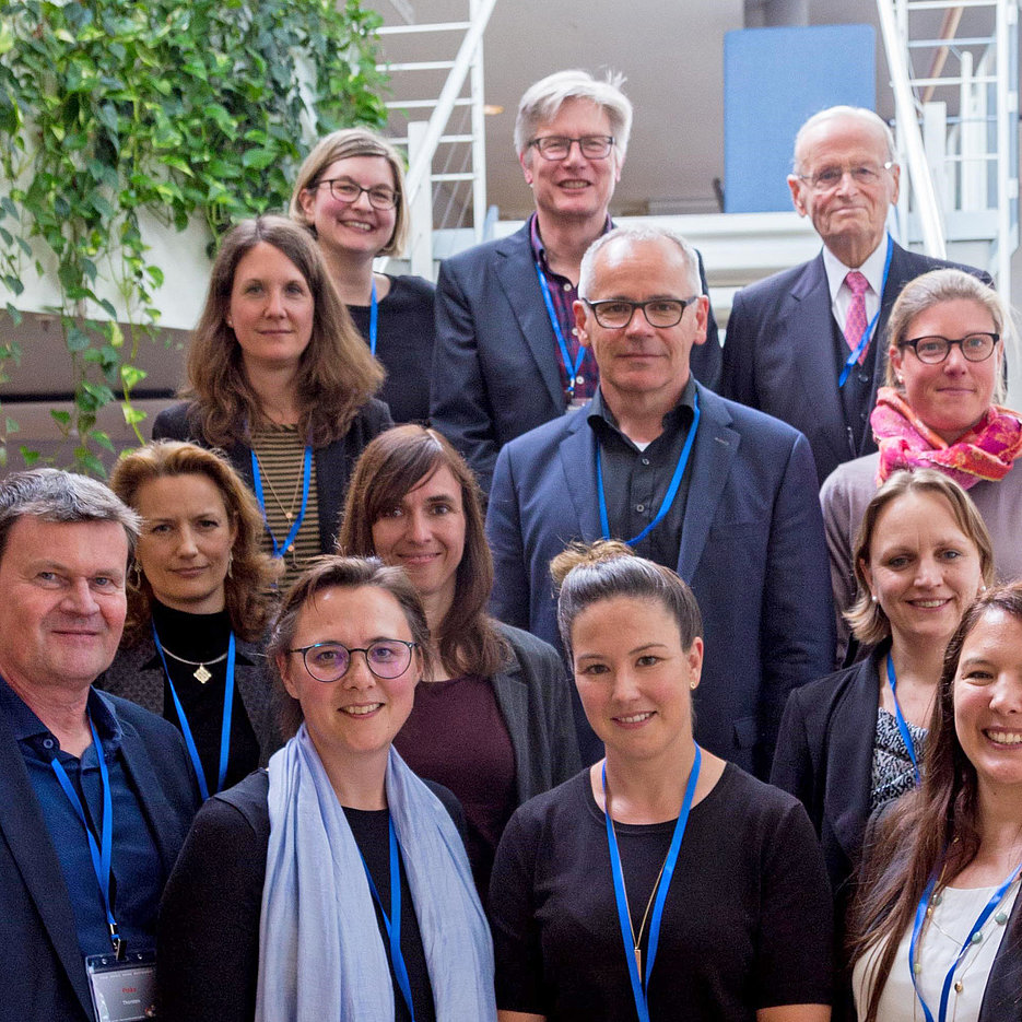 Prof. Dr. Heiner Böttger (2nd row from top, middle), who hosted the “Language Education & Acquisition Research Conference”, could win leading researchers from the field of foreign language teaching for projects that dealt with early language learning, bilingual teaching and investigated the interface between neurosciences and language teaching. (Photo: Nowak/upd)