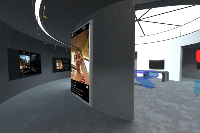 Zu sehen ist ein moderner Museumsraum mit großen Infoscreens an den Wänden