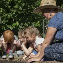 Kinder und Erzieherin begutachten Beet; Bildnachweis: ackerdemia.de