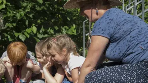 Kinder und Erzieherin begutachten Beet; Bildnachweis: ackerdemia.de