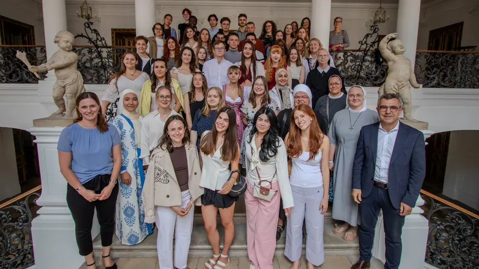 Summer School Teilnehmer im Treppenhaus der Eichstätter Residenz