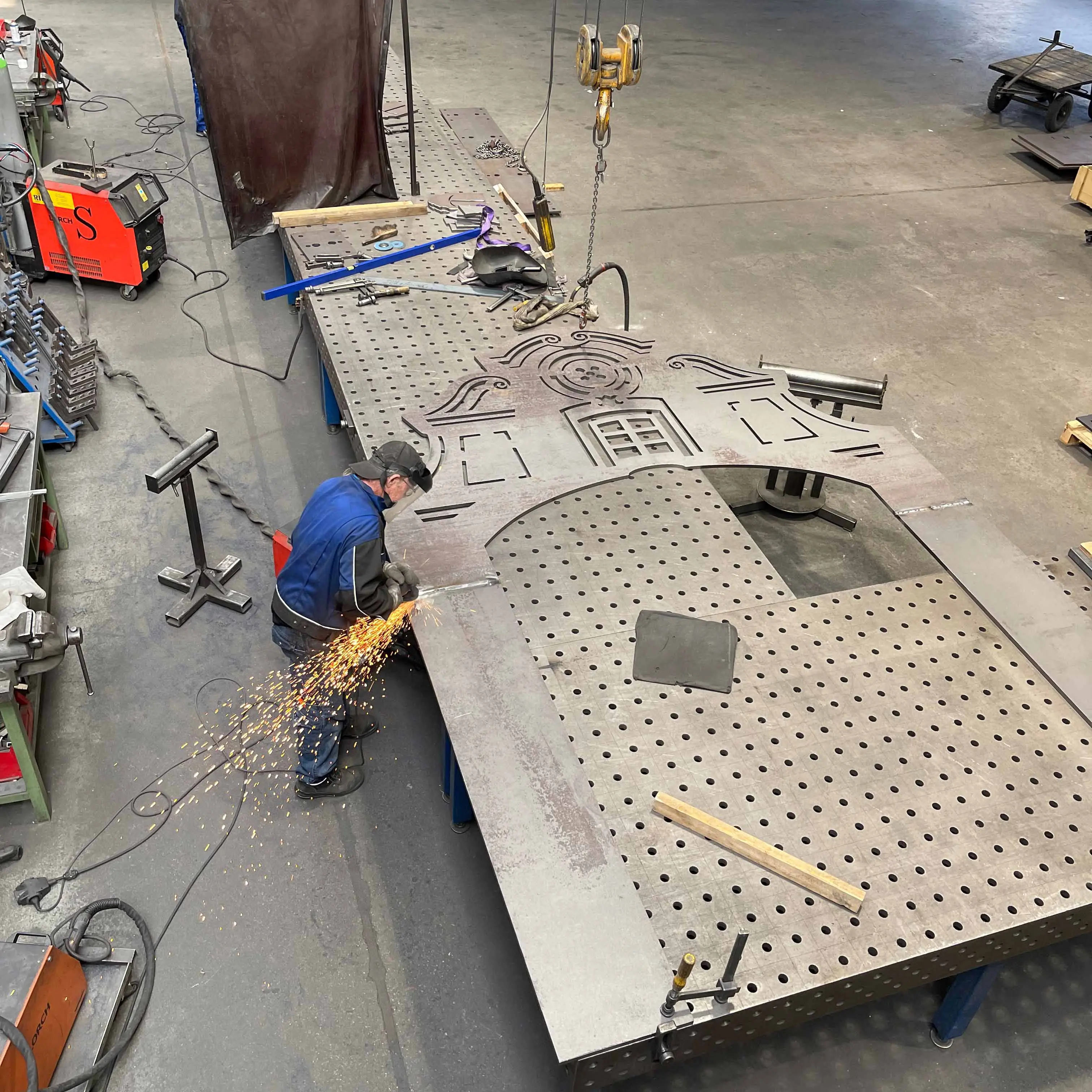 Anfertigen_des_Kunstwerks_Tor_Metallbau_Boehm_11_Kopie.jpg 