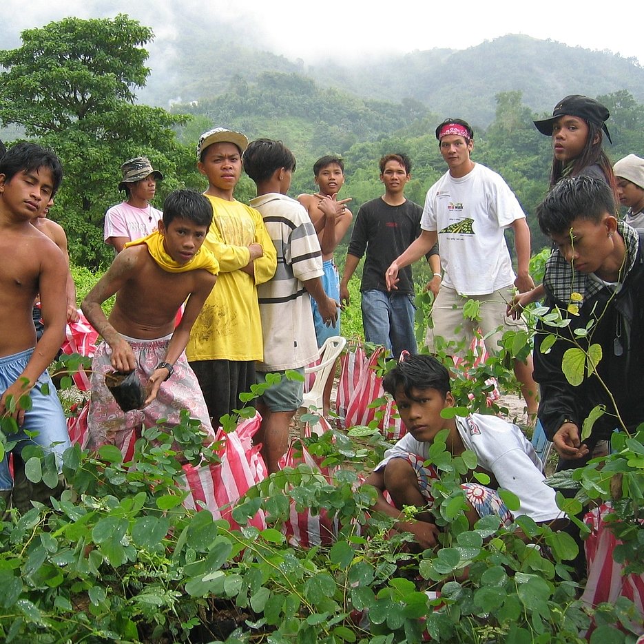Mit Aufforstungsarbeiten gehen die Bewohner des philippinischen Marikina Gebietes gegen die Folgen von Sturzfluten und Dürren sowie unkontrollierte Abholzung an. (Foto: Groß/upd)