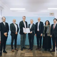 (v.l.) Prof. Dr. Harald Kosch (Vizepräsident Universität Passau, Prof. Dr. Eric Dr. Eric Veulliet (Präsident HSWT), Wissenschaftsminister Markus Blume, Prof. Dr. Clemens Bulitta (Präsident OTHAW), Prof. Dr. Niels Oberbeck (Präsident TH Nürnberg), KU-Präsidentin Prof. Dr. Gabriele Gien und TUM-Präsident Prof. Dr. Thomas F. Hoffmann bei der Unterzeichnung des Kooperationsvertrages für das BayZeN. 