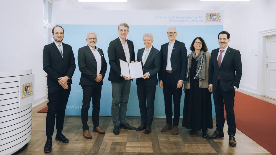 (v.l.) Prof. Dr. Harald Kosch (Vizepräsident Universität Passau, Prof. Dr. Eric Dr. Eric Veulliet (Präsident HSWT), Wissenschaftsminister Markus Blume, Prof. Dr. Clemens Bulitta (Präsident OTHAW), Prof. Dr. Niels Oberbeck (Präsident TH Nürnberg), KU-Präsidentin Prof. Dr. Gabriele Gien und TUM-Präsident Prof. Dr. Thomas F. Hoffmann bei der Unterzeichnung des Kooperationsvertrages für das BayZeN. 