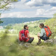 Wanderinnen auf dem Altmühltal Panormaweg
