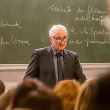 Prof. Dr. Ulrich Bartosch bei seiner Abschiedsvorlesung, die unter dem Titel „Glauben und Wissen! oder Der Papst als Linksaußen des Club of Rome?“ stand. (Fotos: Klenk/upd)
