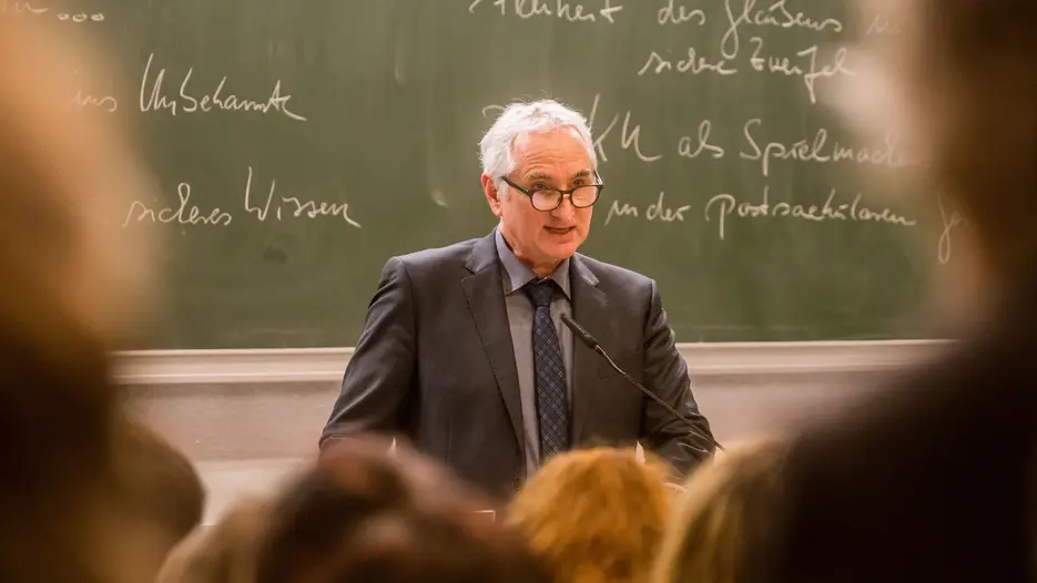 Prof. Dr. Ulrich Bartosch bei seiner Abschiedsvorlesung, die unter dem Titel „Glauben und Wissen! oder Der Papst als Linksaußen des Club of Rome?“ stand. (Fotos: Klenk/upd)