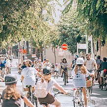Radfahrerinnen und Radfahrer sind in der Stadt unterwegs. 