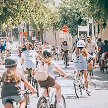 Radfahrerinnen und Radfahrer sind in der Stadt unterwegs.