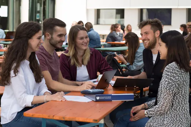 Studierende im Biergarten der Mensa