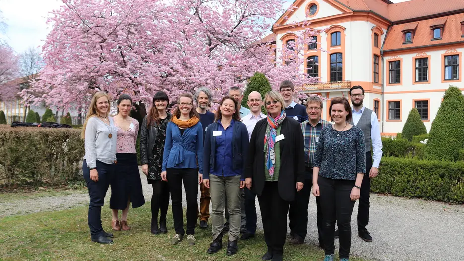 (v.l.) Zu den Teilnehmerinnen und Teilnehmern des Eichstätter Workshops gehörten Ina Limmer (KU), Veronika Lohr (Bayerisches Umweltministerium), Stefanie Frisch (Bayerisches Kultusministerium); Marie Döpke (KU), Richard Kromp (Universität für Bodenkultur, Wien), Leonie Bellina (Universität Tübingen), Karl Herweg (Universität Bern), Marco Rieckmann (Universität Vechta), Ingrid Hemmer und Christoph Koch (beide KU), Stefan Baumann (Pädagogische Hochschule Zürich), Maximiliane Schumm (KU) sowie Michael Stroh (Friedrich Alexander Universität Erlangen-Nürnberg). (Foto: Schulte Strathaus/upd)