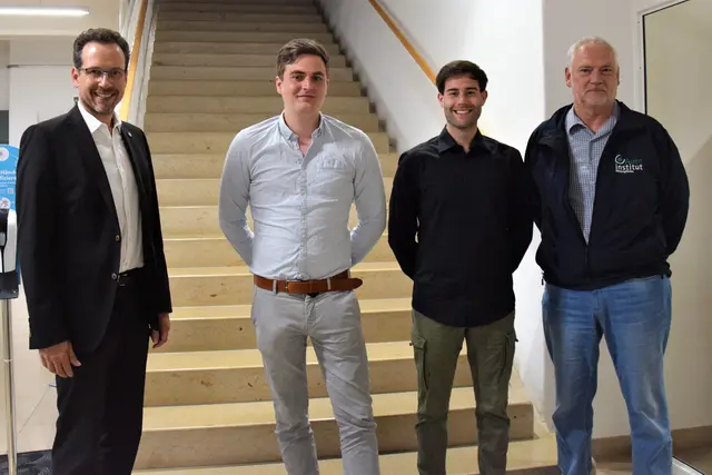 (v.l.) Peter von der Grün, Landrat des Landkreises Neuburg-Schrobenhausen und Vorstand des Fördervereins, mit den Masterstu-denten Robert Schliebe und Kilian Bleicher sowie Prof. Dr. Bernd Cyffka (Leiter des Aueninstituts Neuburg der KU). 